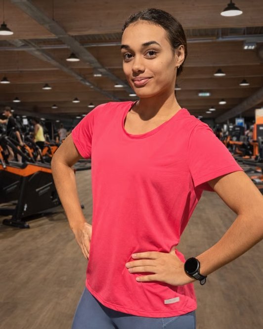 Sarah Thévenau, sports coach, wearing a Fit(H)er t-shirt in a gym